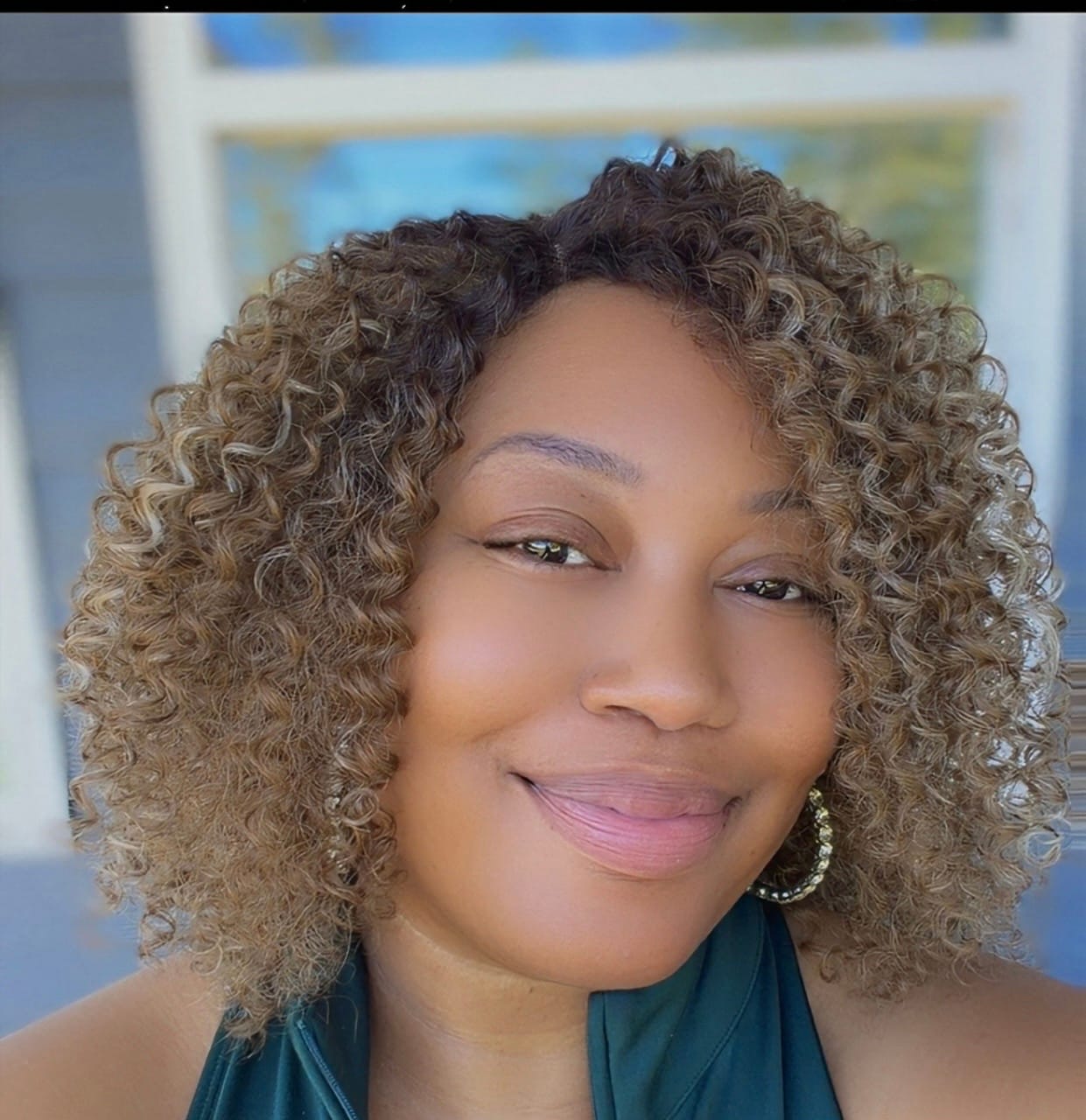 Customer photo review of Zury Sis Honey Wig 5" Hand-Tied Part HD Lace Front Wig - KEEYA