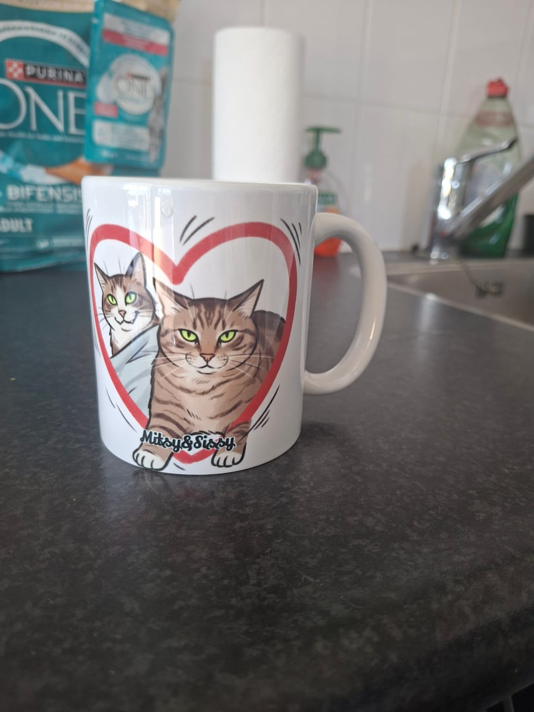 Customer photo review of Vrolijke Karikatuur Hart Mok – Jouw Foto als Expressieve Karikatuur op een mok