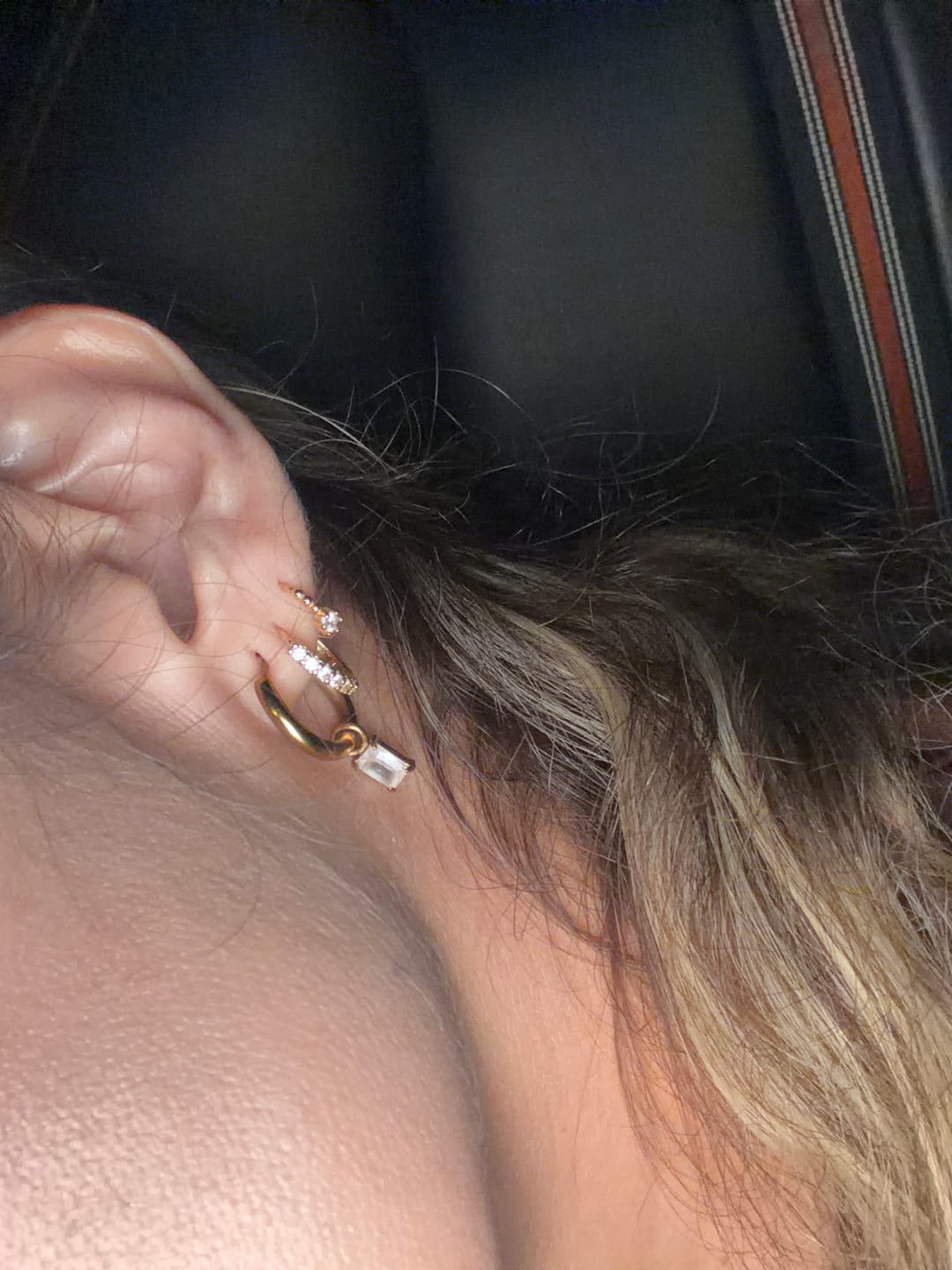 Customer photo review of Par Arracada Zirconias Birthstone Dorada