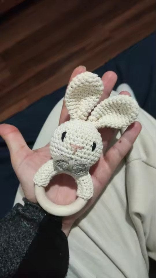 Customer photo review of CuddleRattle – Gehäkelte Babyrassel | Weicher Greifling mit Holzring