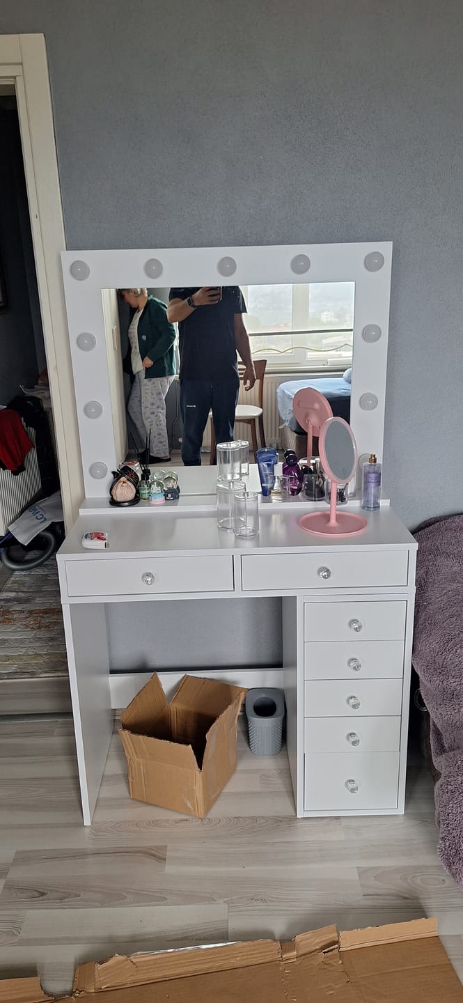 Customer photo review of Rani BJ115 Hollywood Işıklı Aynalı Kulis Makyaj Masası 7 Çekmeceli Takı Düzenleyici Beyaz