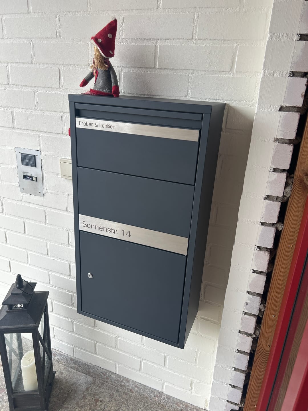 Customer photo review of AlbersDesign Paketbox PB4 anthrazit (RAL7016) personalisiert mit Edelstahl-Schild