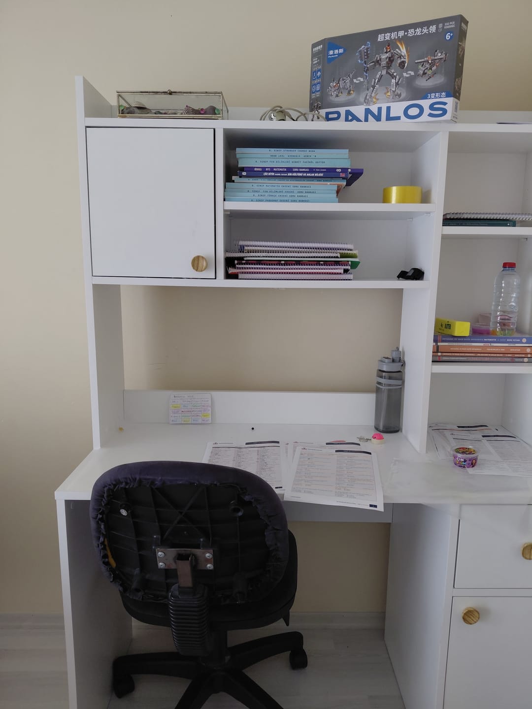 Customer photo review of Rani HA128 Kitaplıklı Raflı 2 Kapaklı 1 Çekmeceli Çalışma Ofis Bilgisayar Masası Beyaz