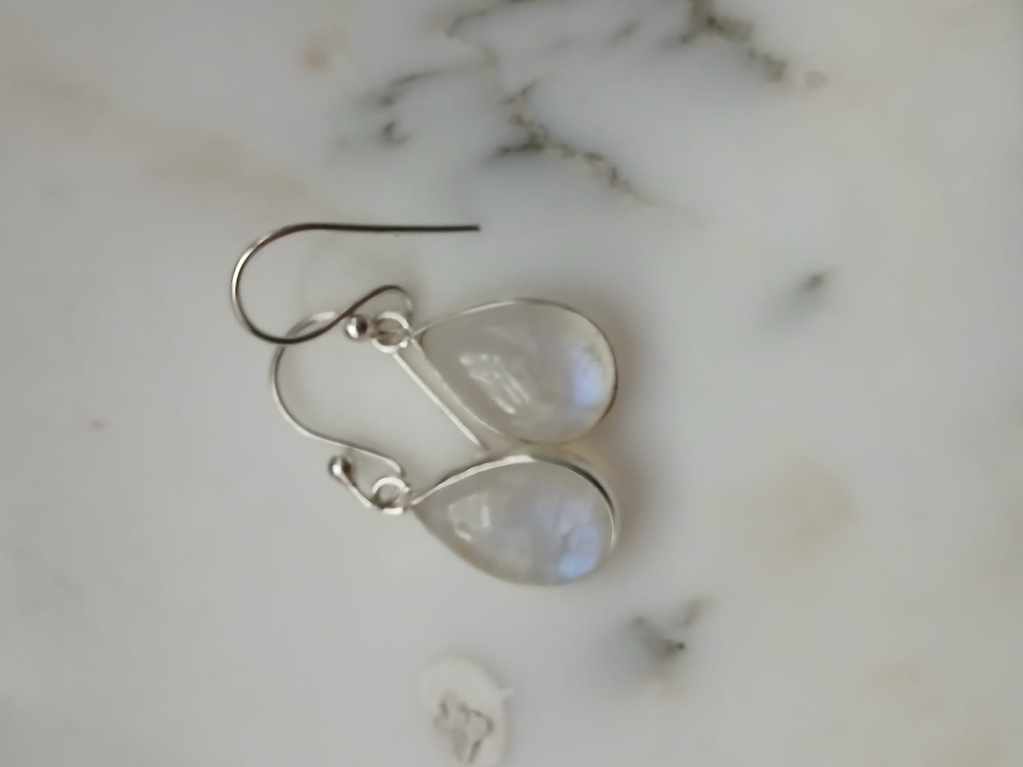 Customer photo review of Boucle d'Oreille Pierre de Lune et argent