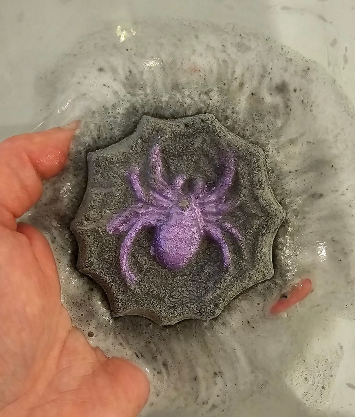 Customer photo review of Halloween Badebombe Spinne – Spooky Spinnen Badebombe