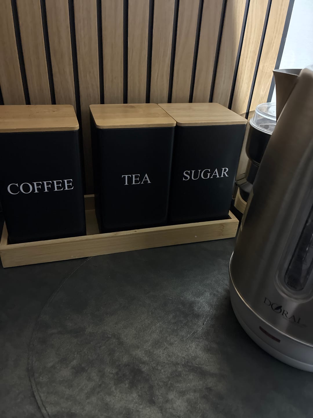 Customer photo review of Set de 3 Recipientes de Cocina Hierro con Tapa y Bandeja de Bambu para Café Té y Azúcar