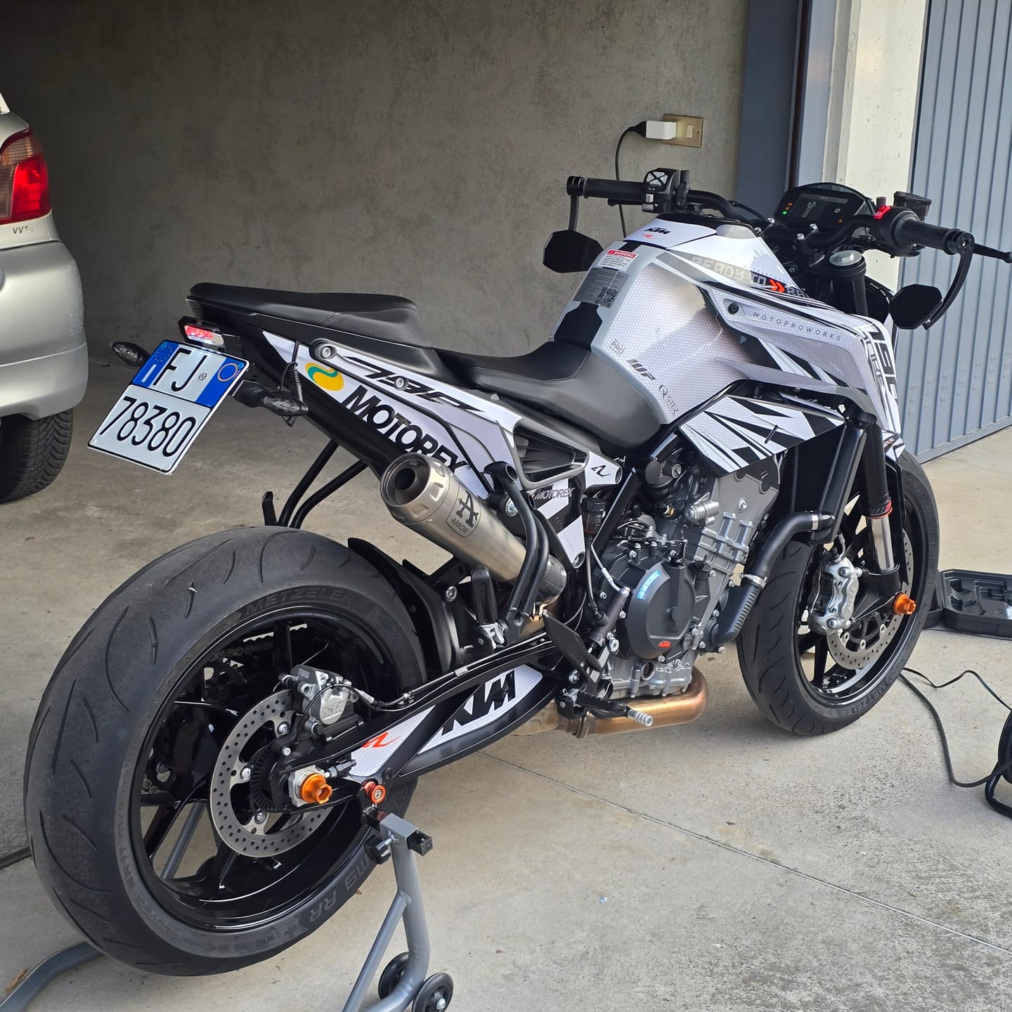 Customer photo review of KTM 790/890 Duke GRAPHICS - "Vortex" (White)