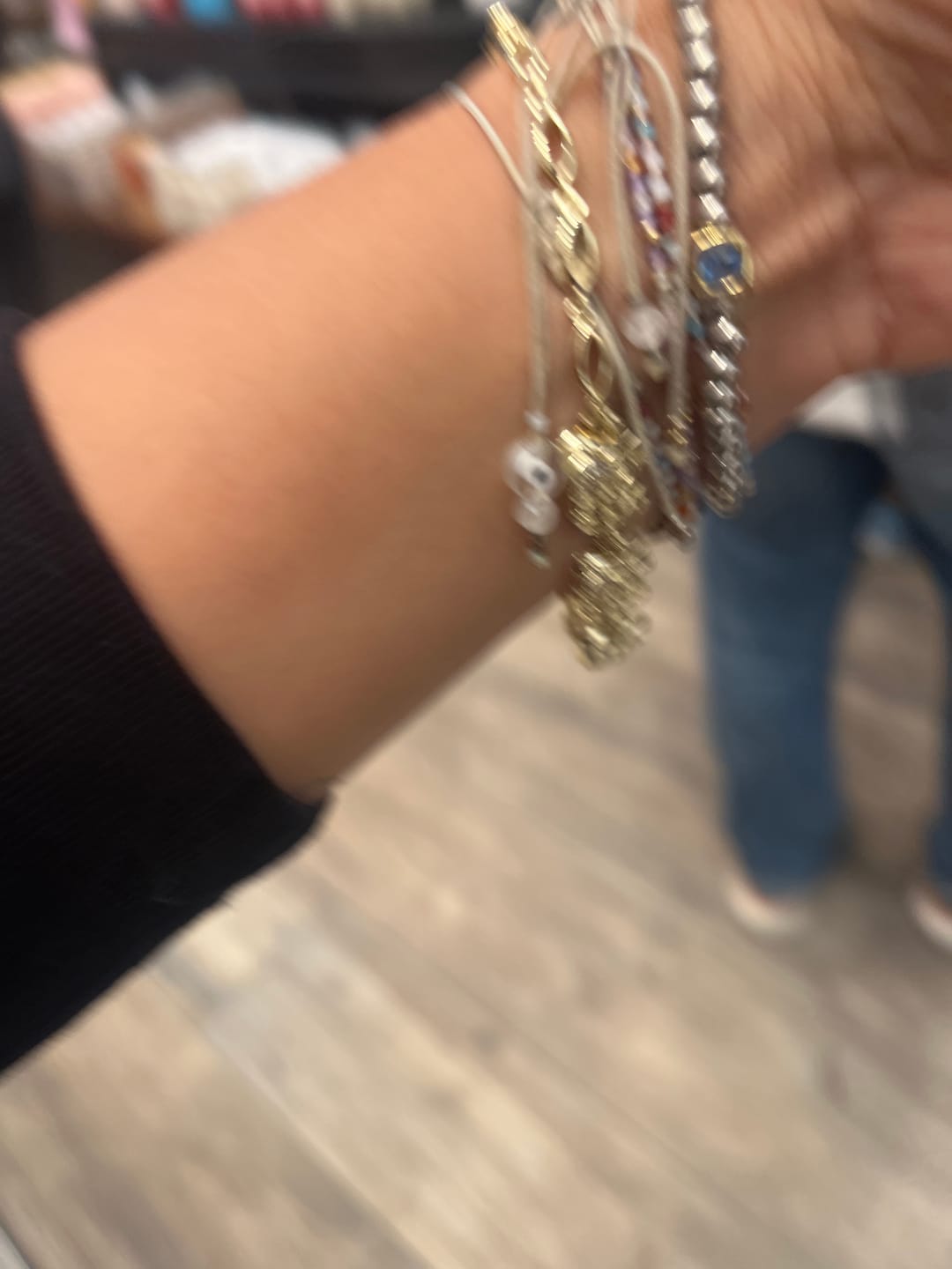 Customer photo review of Pulsera Dorada Bolitas Birthstone Cuadrado