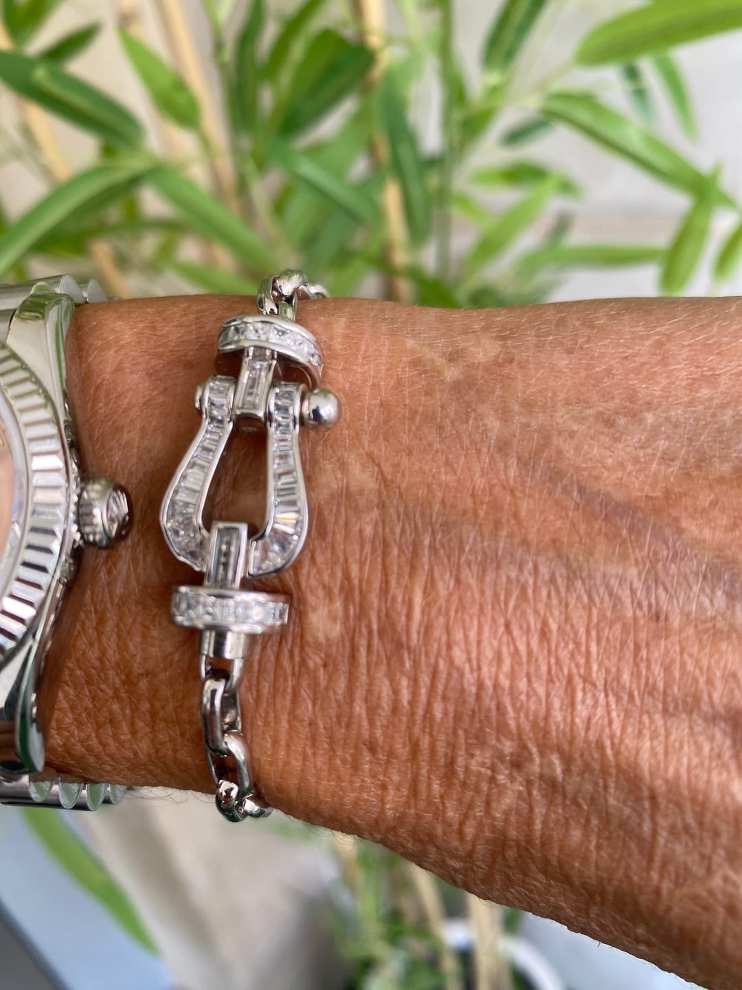 Customer photo review of צמיד יוקרתי עם רצועת חוליות ואבזם בגוון כסף משובץ קריסטלים נוצצים — JEWELLUXE™