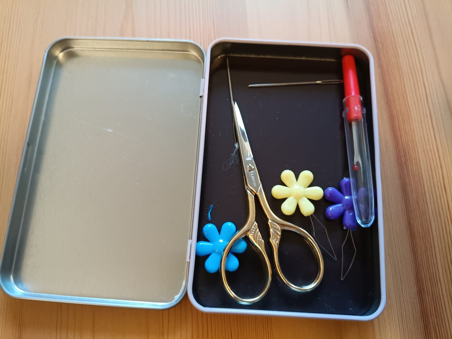 Customer photo review of Magnetic Tin Box for Embroidery and Crafting
