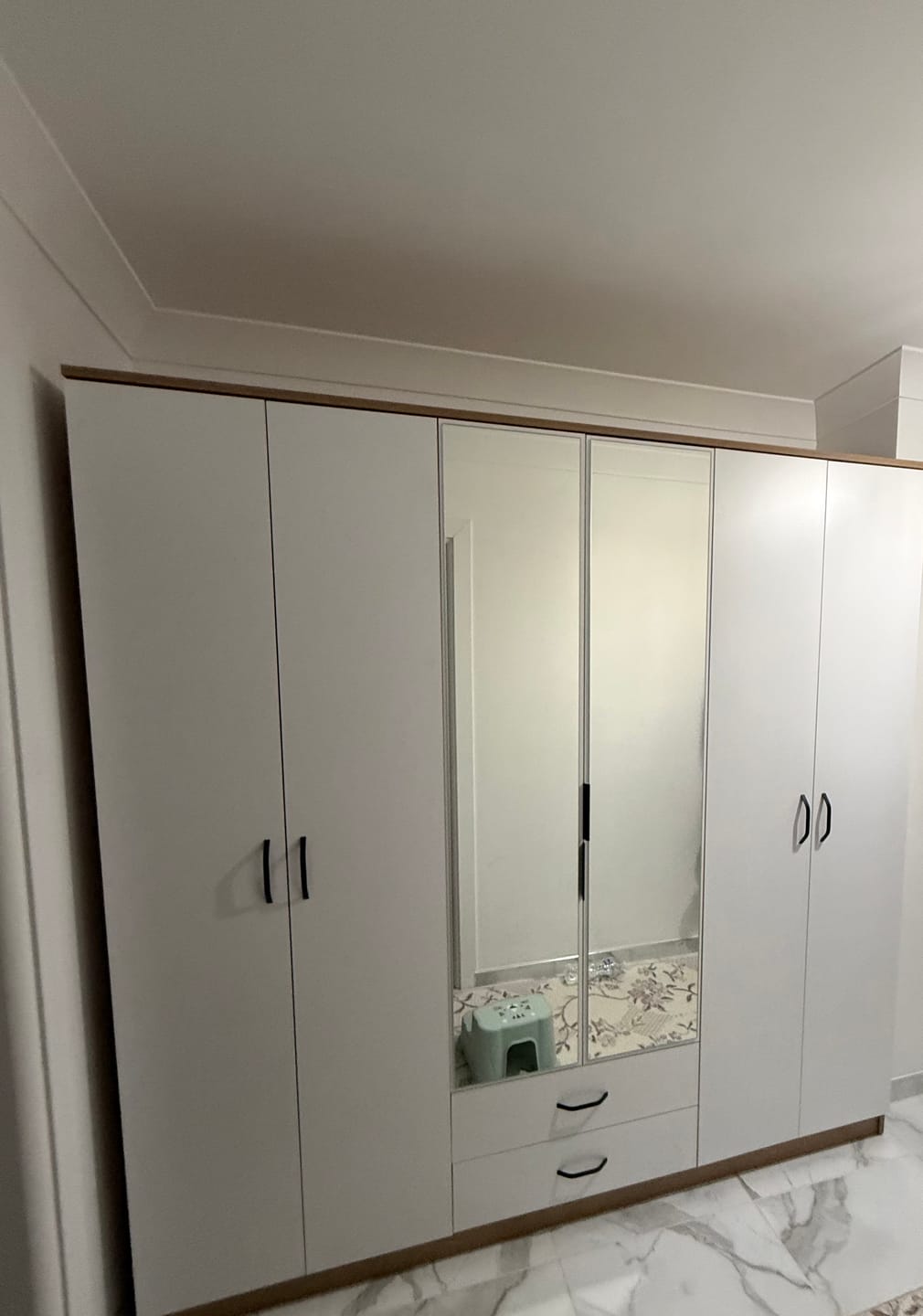 Customer photo review of Rani BA130 Geniş Gardırop Elbise Dolabı Aynalı 6 Kapaklı 2 Çekmeceli 5 Raflı 3 Askılı Sepet Ceviz - Beyaz