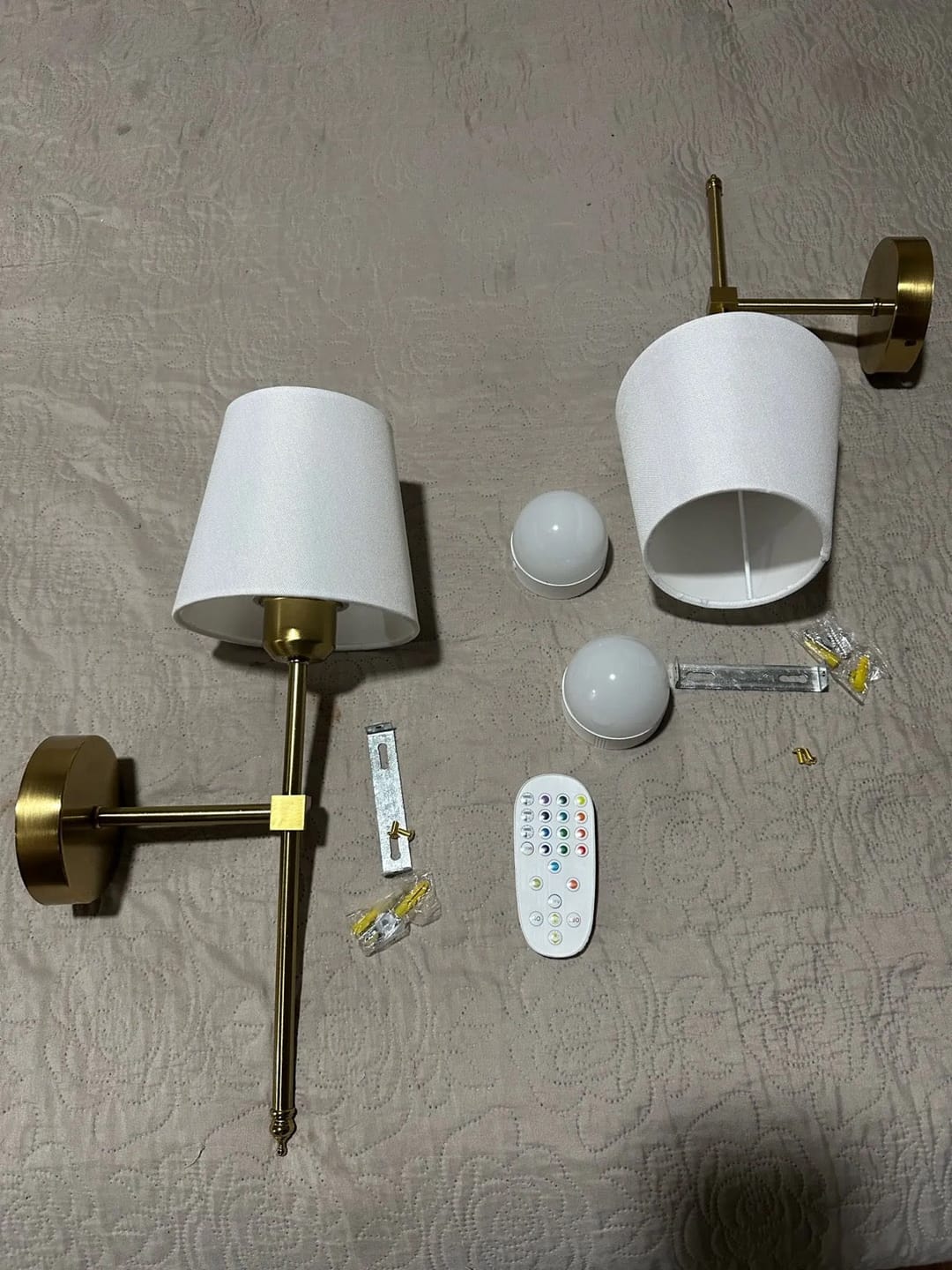 Customer photo review of Applique Murale Sans Fil Rechargeable à Abat-Jour Tissu, Sans Percer ni Branchement Électrique, avec Télécommande et Intensité Réglable | Marquise