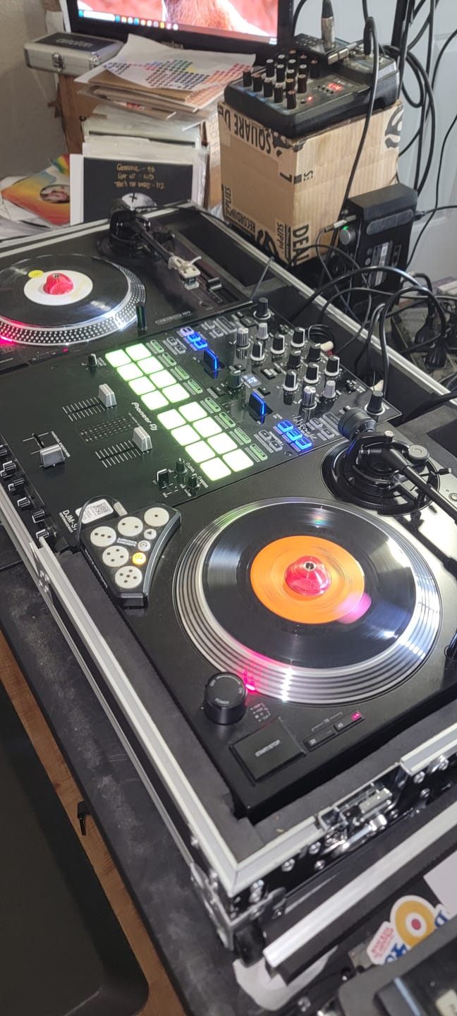 Customer photo review of Odyssey ULRP7BM10W, Ultralight DJ Coffin Case for Reloop RP-7