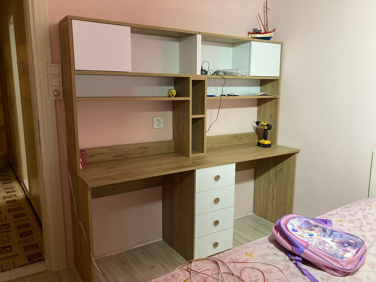 Customer photo review of Rani HA130 İki Kişilik Raflı 2 Kapaklı 4 Çekmeceli Çalışma Ofis Bilgisayar Masası Sepet Ceviz - Beyaz