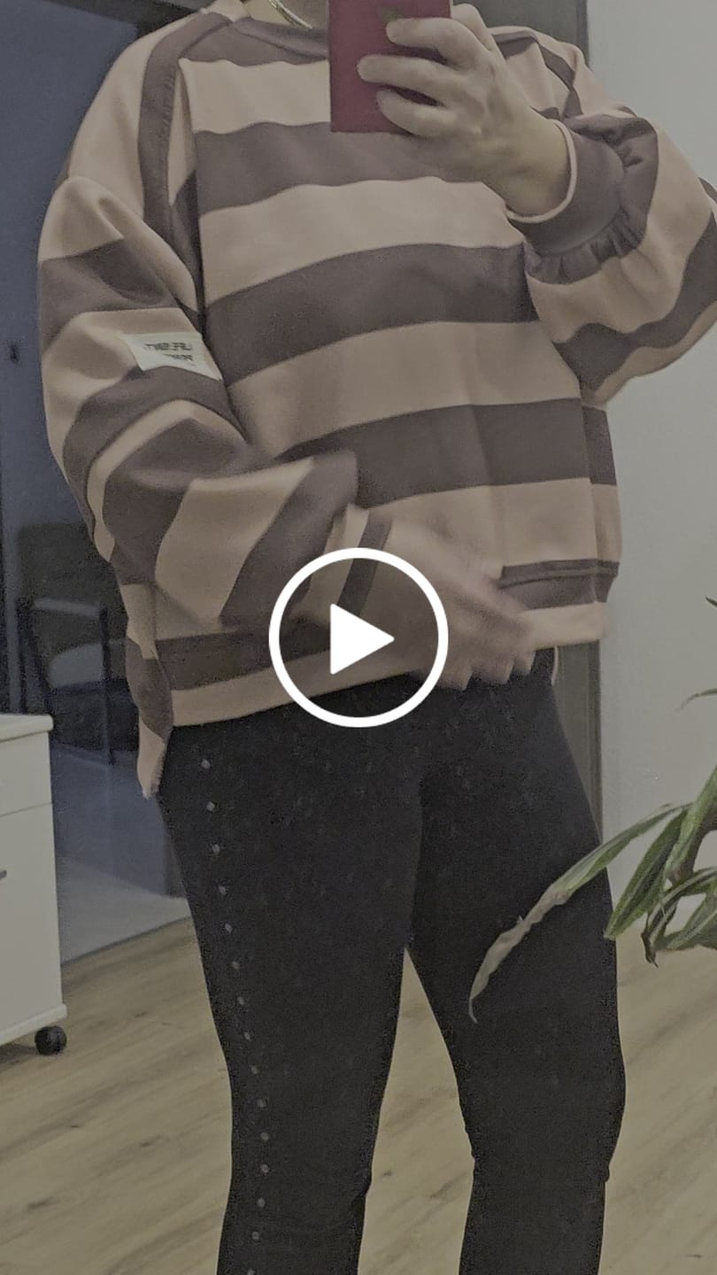 Customer video review of Butterstoff Sweater mit Patch am Ärmel BIG STRIPES soft Peach/coffee
