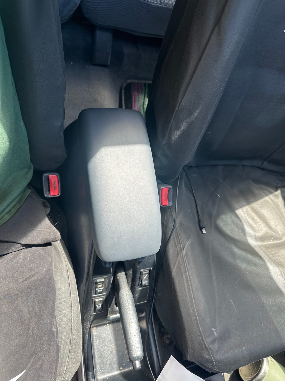 Customer photo review of Centre Console Armrest Lid for Toyota Hilux Surf / 4Runner KZN185 / RZN185 / VZN185 | 3rd Gen 96-02