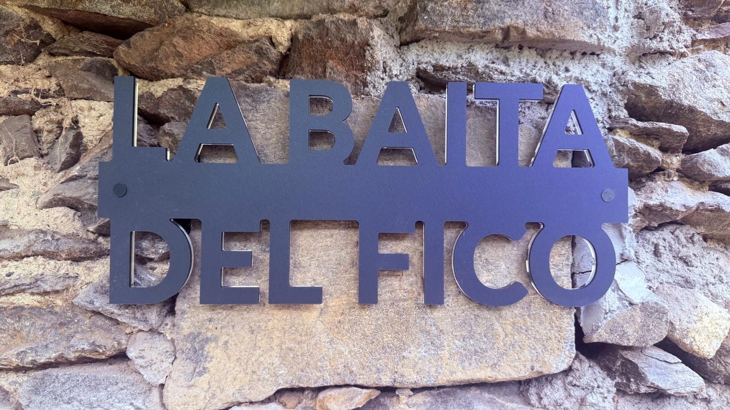 Customer photo review of Targhetta due testi sagomati modello Line 03 Acrilico