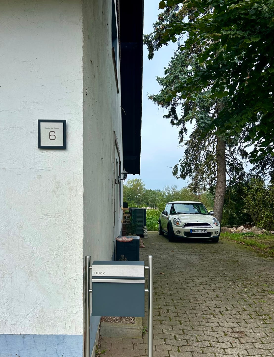 Customer photo review of Edelstahl-Hausnummer mit Straße im 3D Effekt, Rückwand pulverbeschichtet in RAL7016, Frontblende in Edelstahl