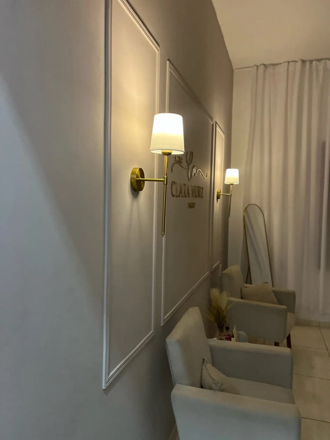 Customer photo review of Applique Murale Sans Fil Rechargeable à Abat-Jour Tissu, Sans Percer ni Branchement Électrique, avec Télécommande et Intensité Réglable | Marquise