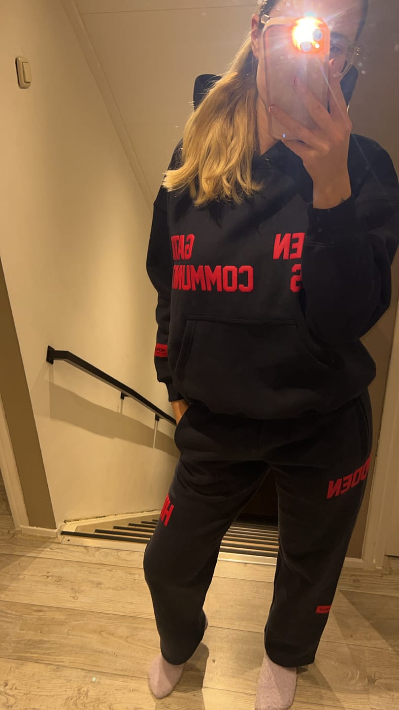 Customer photo review of GATED COMMUNITY STRAIGHT LEG SWEATPANTS NAVY/RED