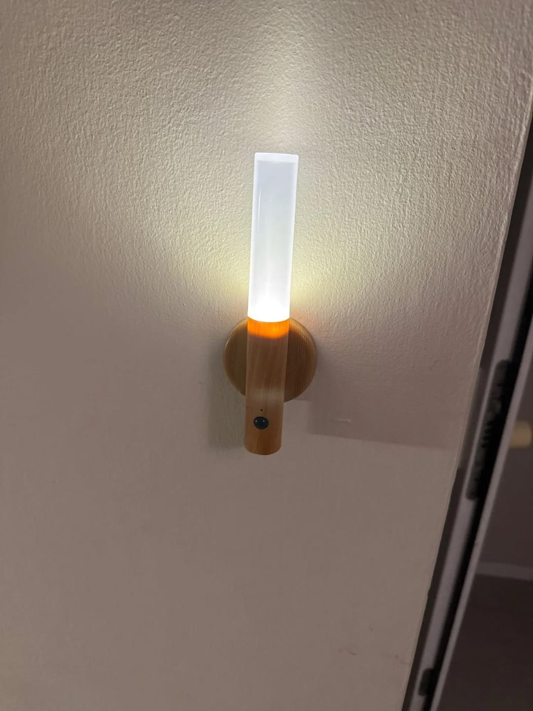 Customer photo review of Applique Murale Sans Fil Rechargeable avec Détecteur de Mouvement, Aimantée et Sans Prise - Candice