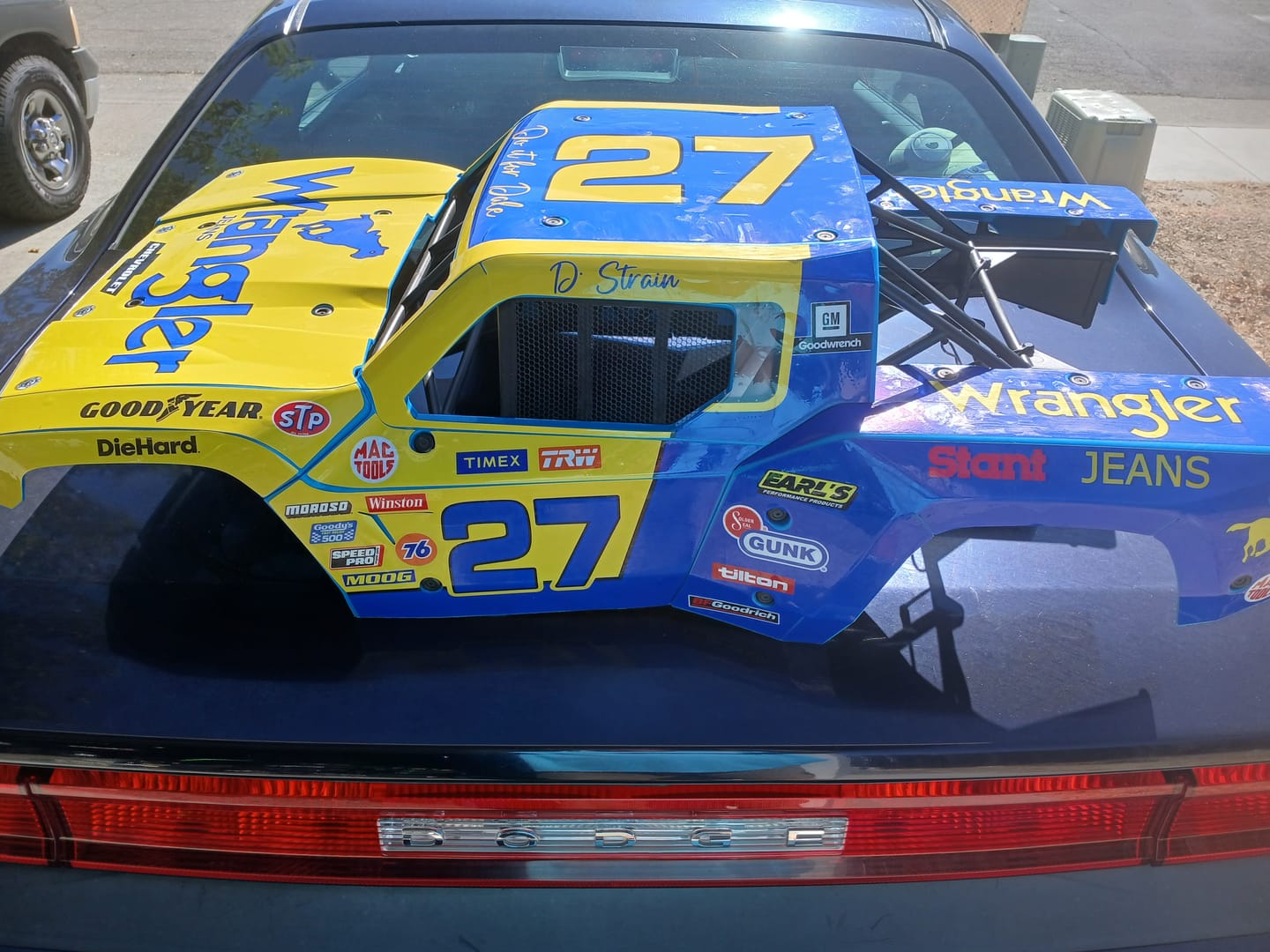 Customer photo review of 30DEGREE NORTH 5T / LOSI 5T 2.0 / LOSI 5T 3.0 - "RACE CAR BLUE/YELLOW" BODY WRAP