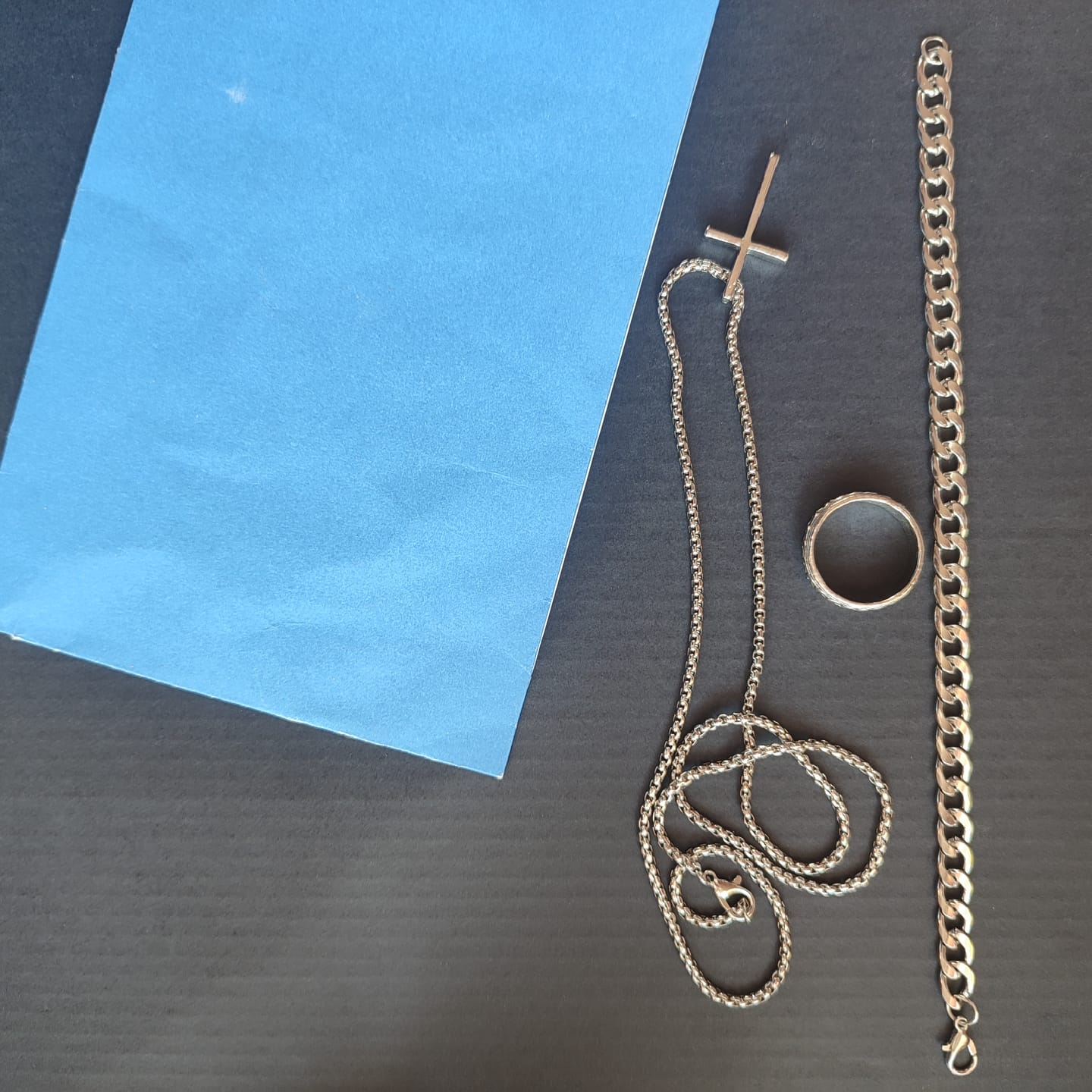 Customer photo review of Street Style Nemesacél Férfi Ékszerszett – Kereszt Medál, Kubai Lánc Karkötő & Gyűrű