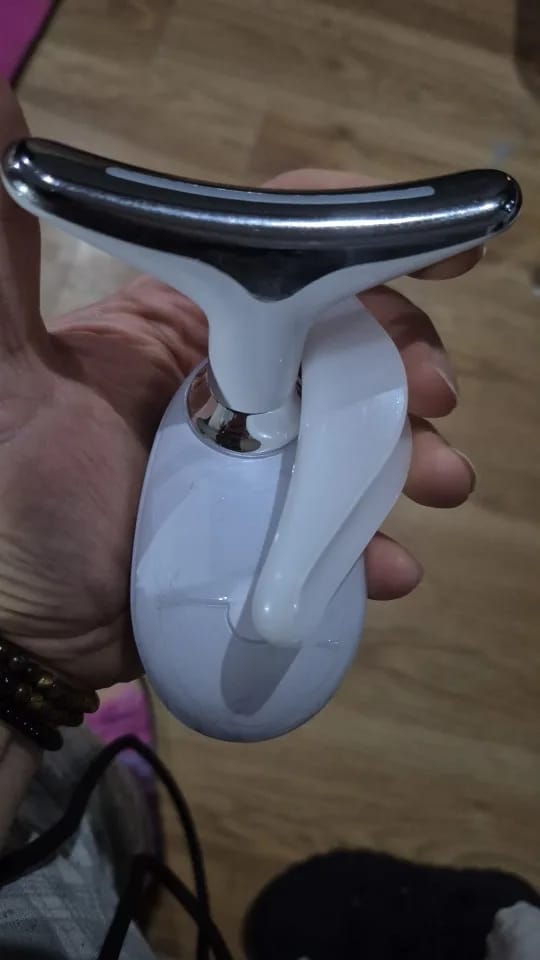 Customer photo review of Masajeador de cara, cuello y papada con vibración y LED
