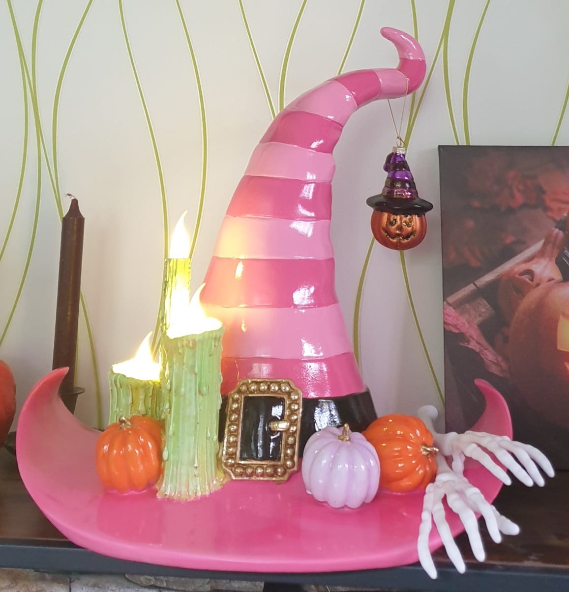 Customer photo review of XXL LED Hexenhut Tischdeko Halloween mit Kerzen und Kürbissen