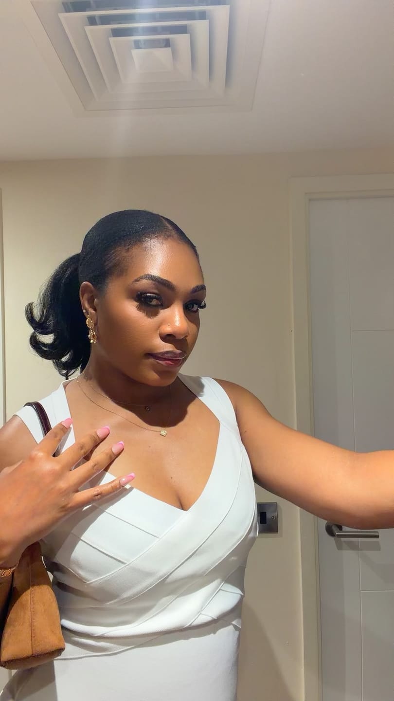 Customer photo review of SHORT LAMARA PONYTAIL NATURAL BLACK