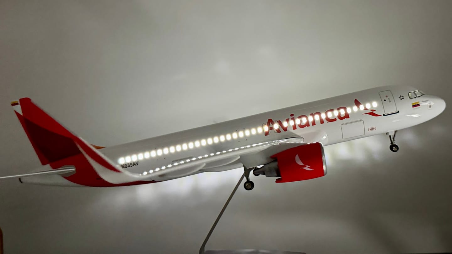 Customer photo review of A320 Neo Avianca - Scale 1/80 - 47cm - 18,5 in - Airplane Model