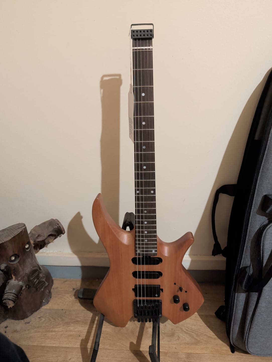 Customer photo review of Donner HLX-500 Guitare Électrique Moderne Sans Tête【ancienne réf. NHL-500】