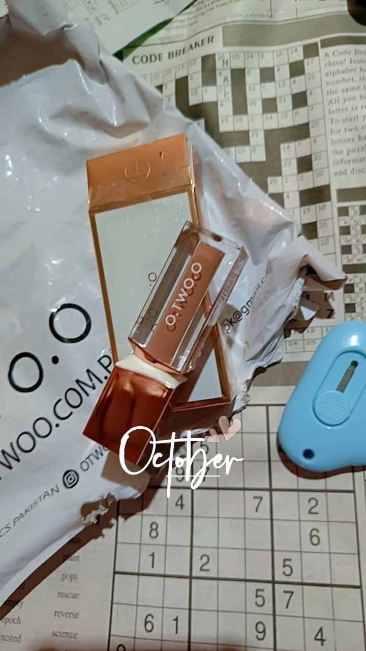 Customer photo review of O.TWO.O MIST LIQUID EYESHADOW