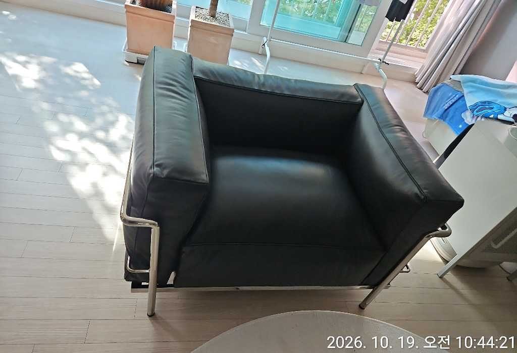 Customer photo review of LC3 - 레더 암체어