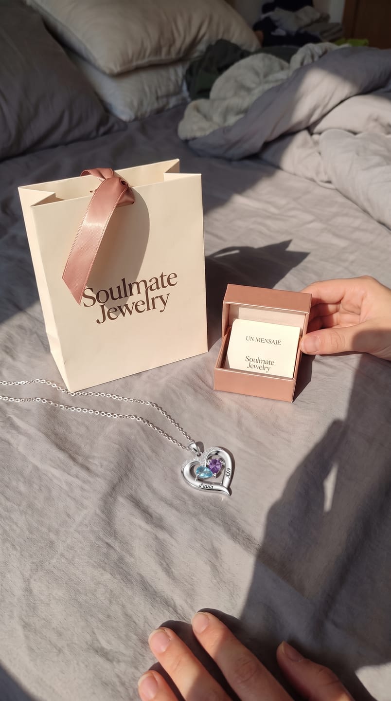 Customer photo review of Collar Corazón Personalizado con 2 Nombres y Piedras
