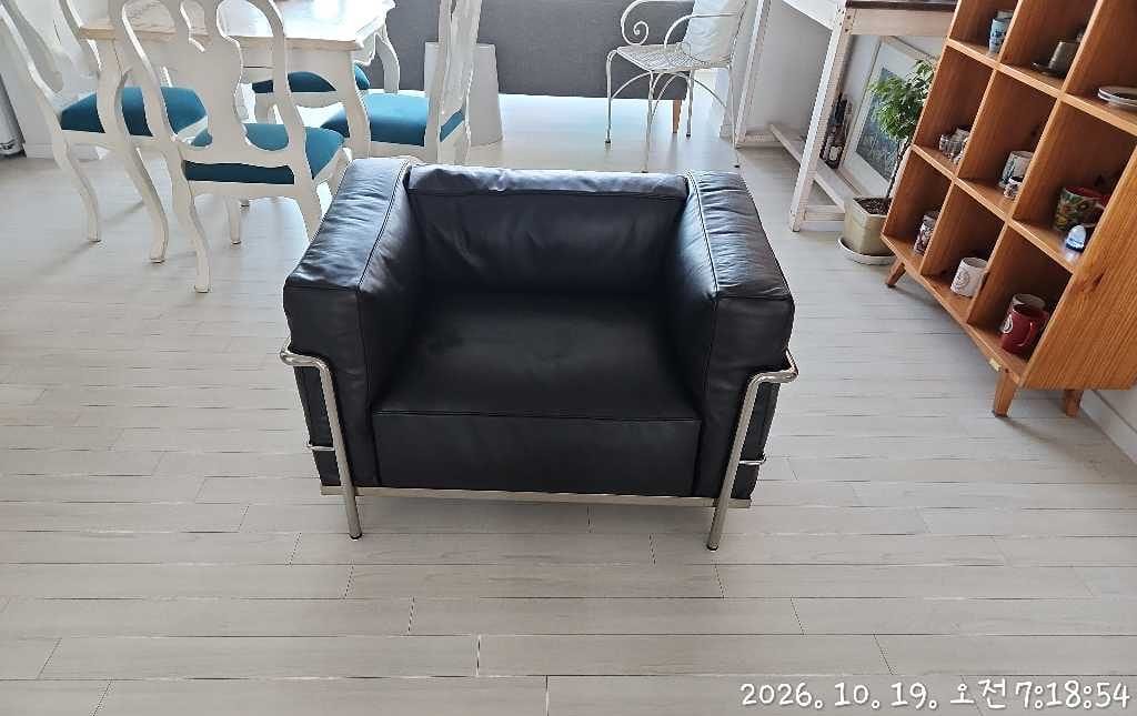Customer photo review of LC3 - 레더 암체어