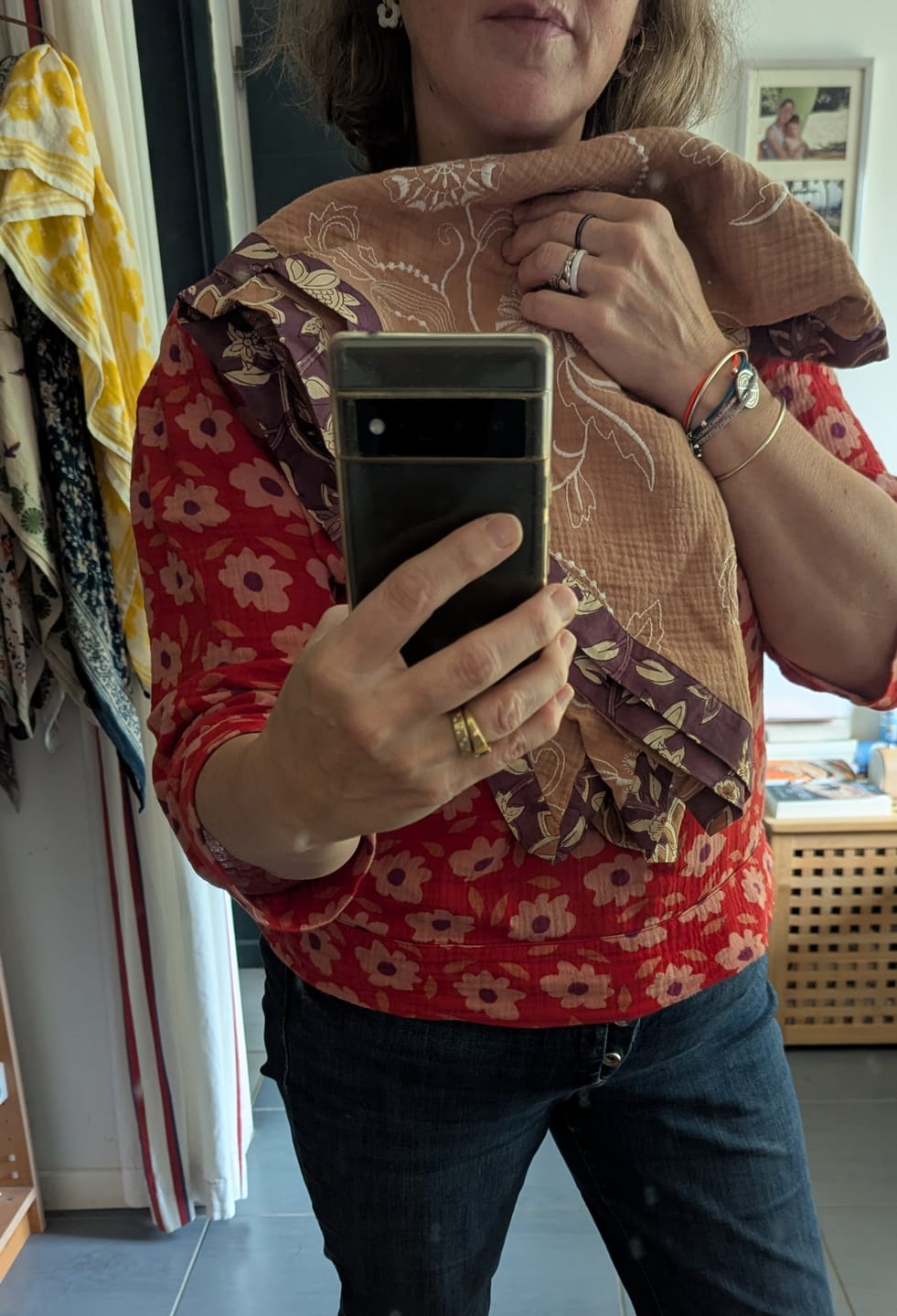 Customer photo review of Le foulard Calista Cassonade brodé/Prunelle