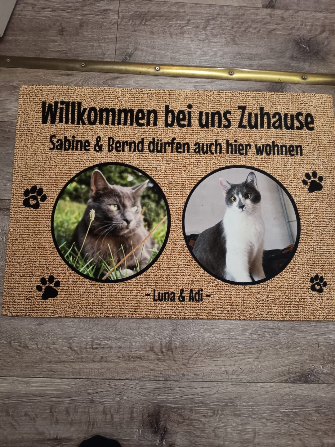 Customer photo review of Personalisierte Fußmatte - Willkommen bei uns Zuhause mit 1 bis 3 Tieren/Personen (Schrift schwarz)