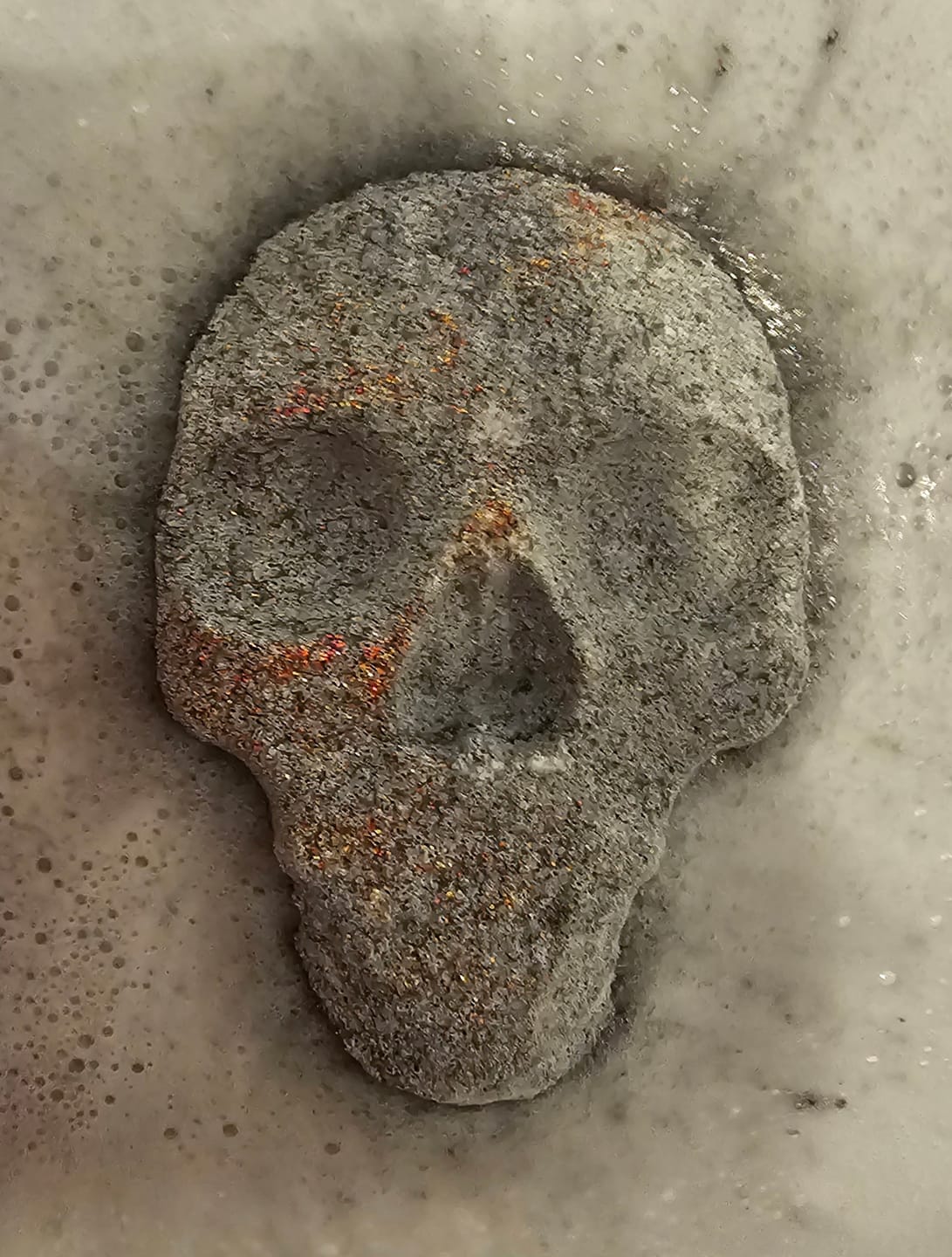 Customer photo review of Halloween Badebombe Totenkopf – Schwarze Spooky Badebombe