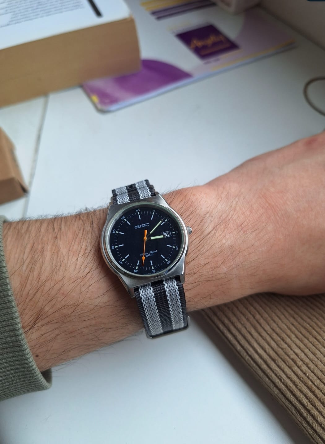 Customer photo review of Correa Nato Bond Dando La Hora Grafito