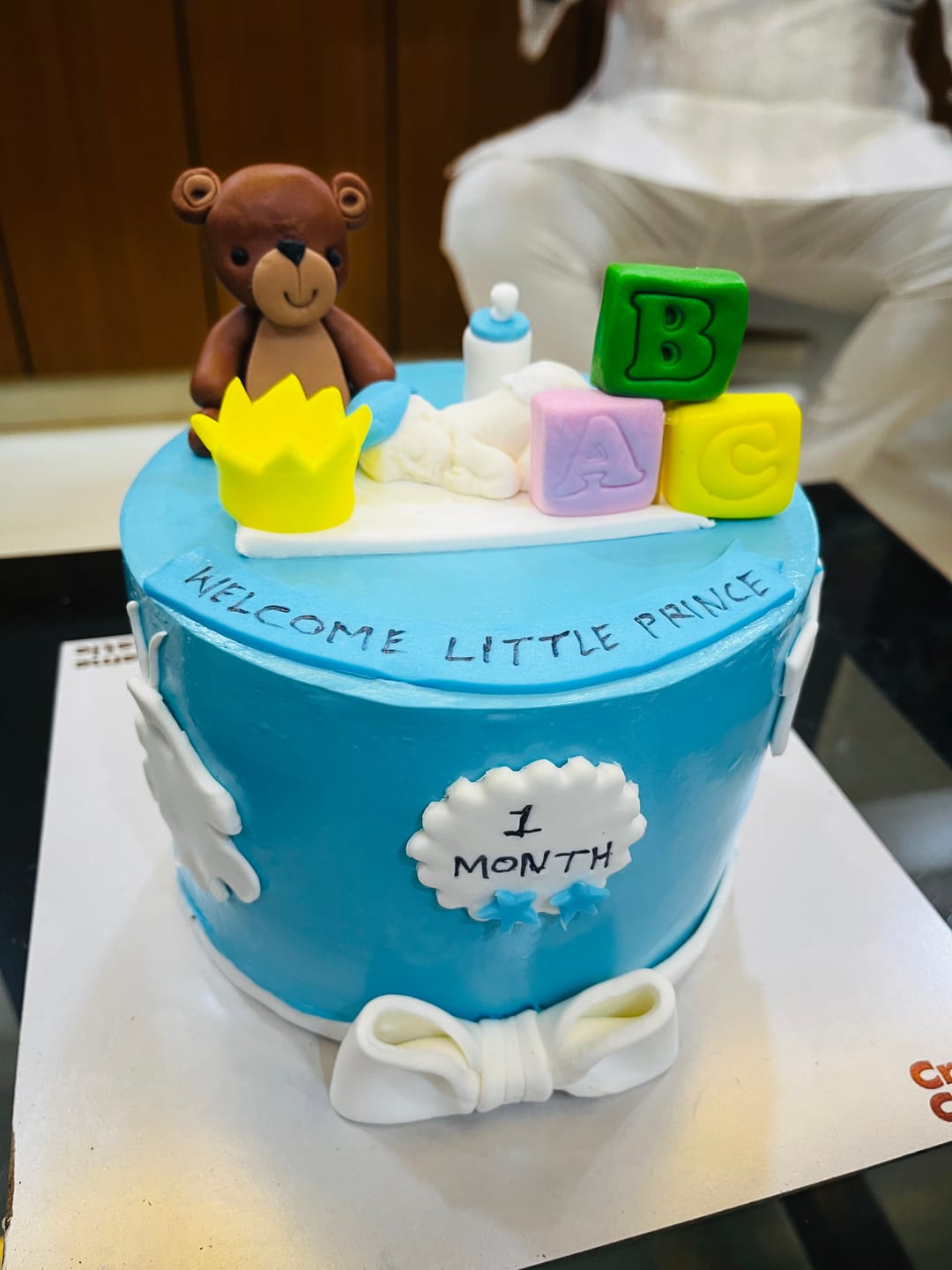 Customer photo review of Crown and Bow Cake