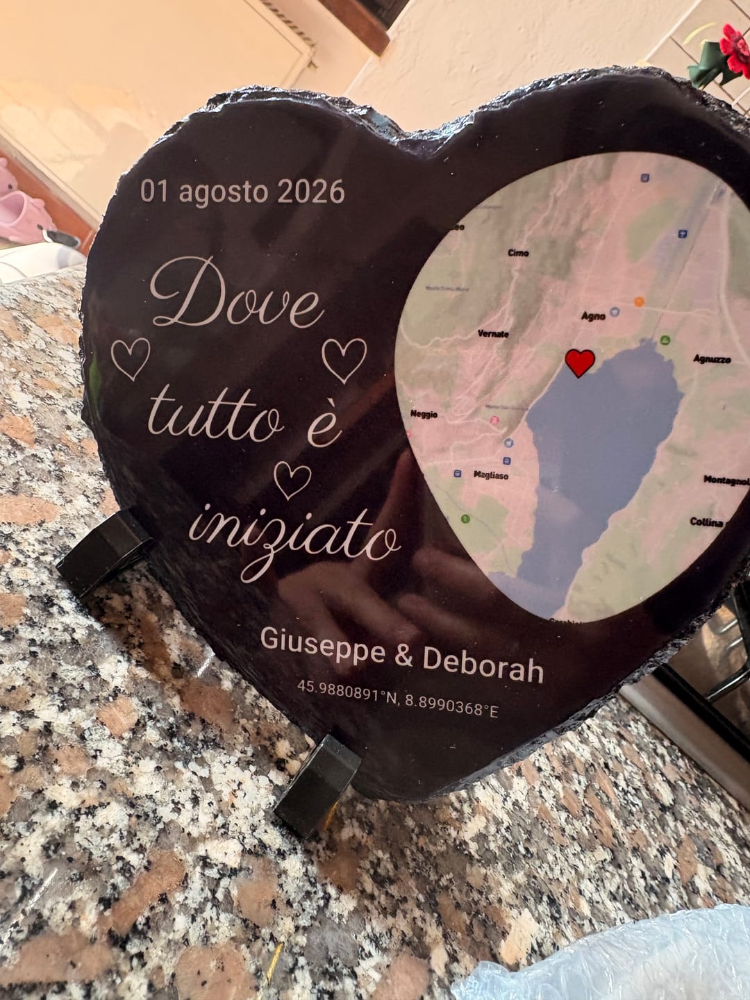 Customer photo review of Il nostro primo bacio – Cuore in ardesia personalizzato (20x20)