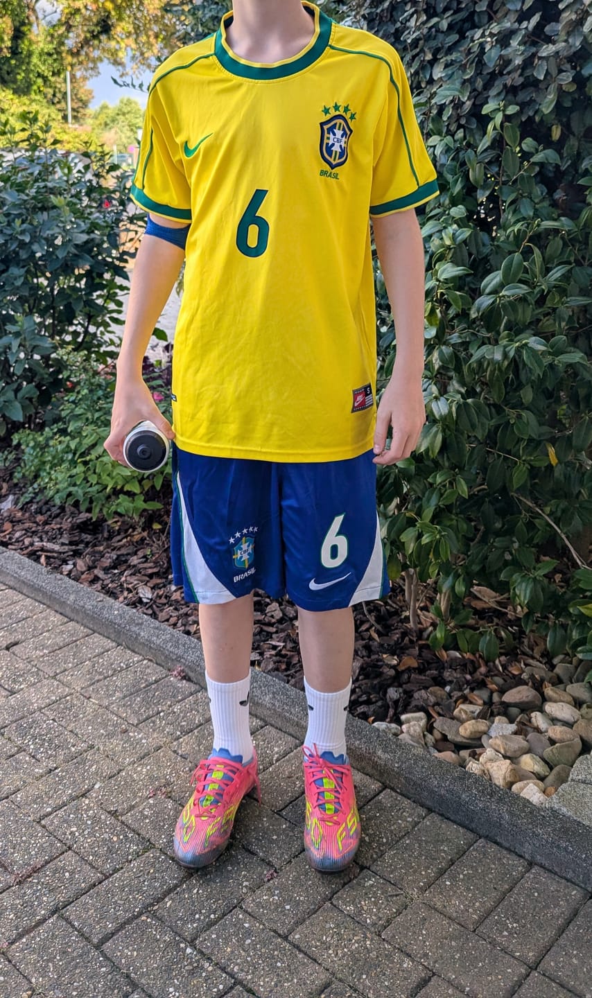 Customer photo review of Roberto Carlos #6 Brazil 1998 World Cup Retro Kids Soccer Kit Jersey Kinder Trikot Maillot Enfant Soccer Shirt