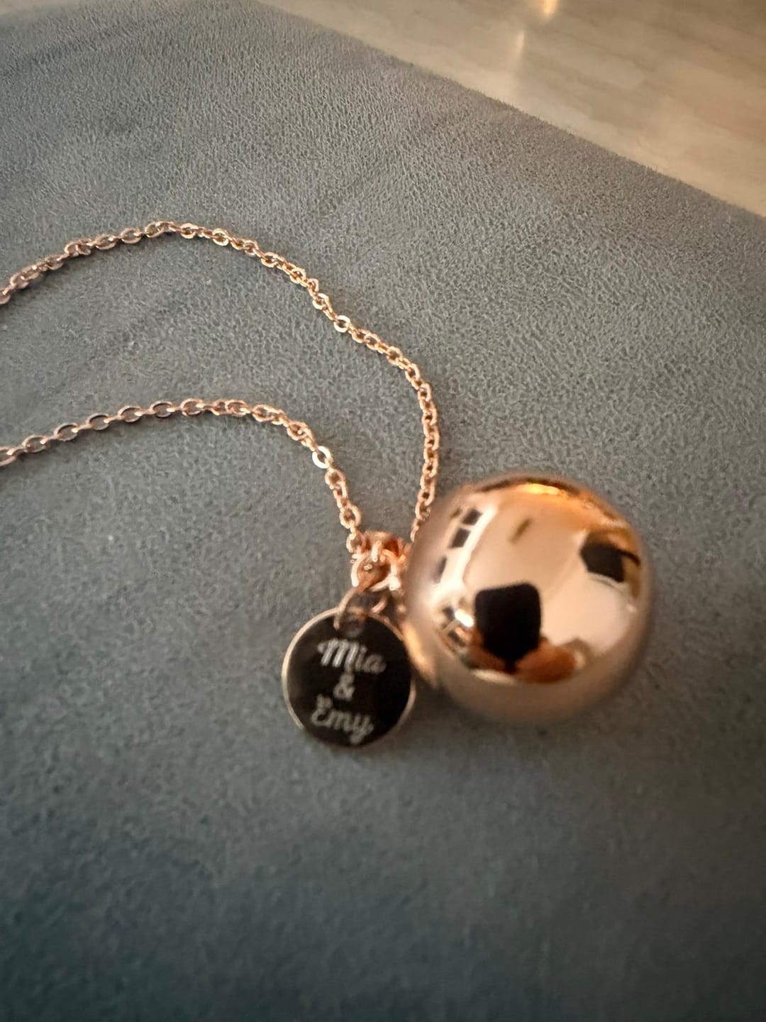Customer photo review of Bola de grossesse doré rose lisse médaille à graver pendentif tétine