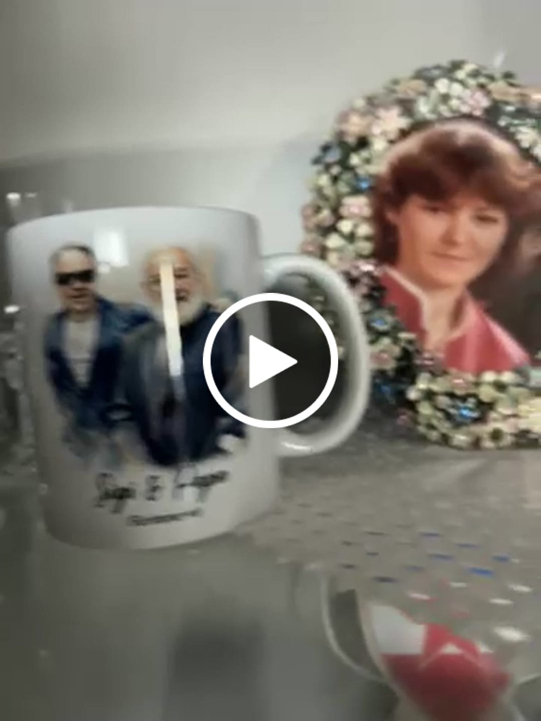 Customer video review of Personalisierte Tasse mit Aquarell-Kunstwerk