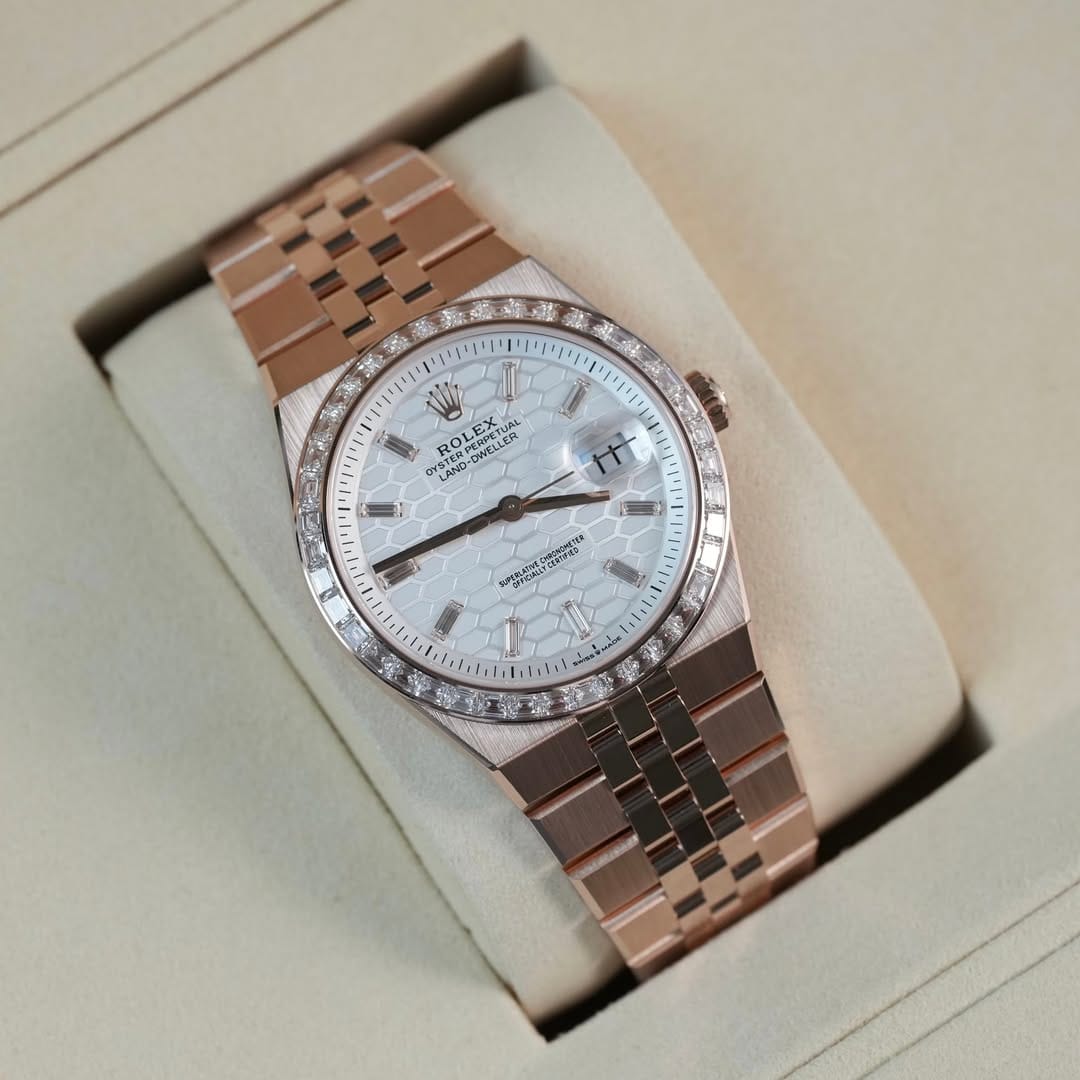 Customer photo review of Land-Dweller Oyster 40mm Everosegold & Diamonds Intense White Honeycomb Motif Dial  127385TBR-0003