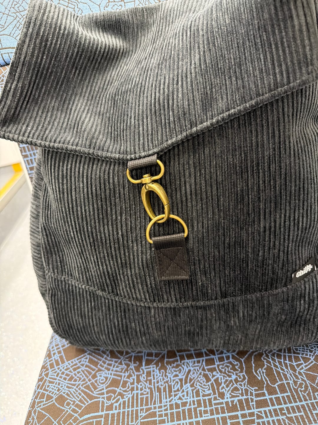 Customer photo review of תיק גב סטודנטס גדול שחור קורדרוי
