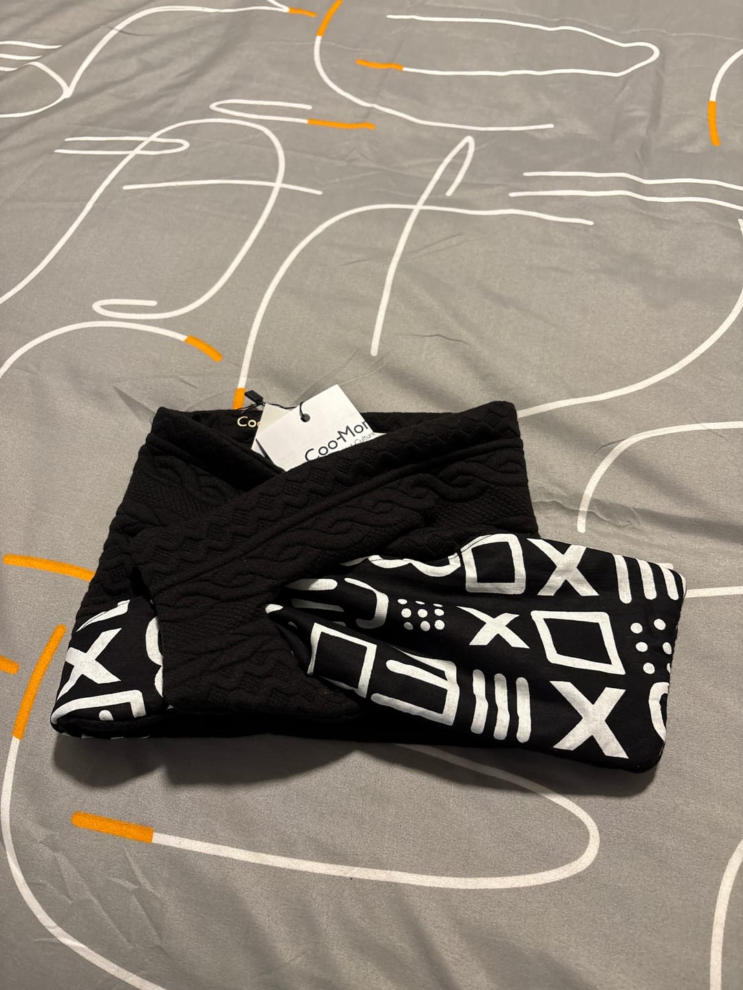 Customer photo review of Cache-cou unisexe réversible noir en tricot avec appliqué noir et blanc
