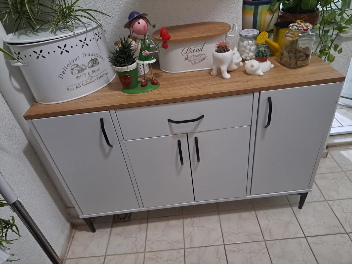Customer photo review of Rani JE136 Kahve Köşesi Çok Amaçlı Dolap 4 Kapaklı 1 Çekmeceli Kiler Mutfak Dolabı Beyaz - Sepet Ceviz