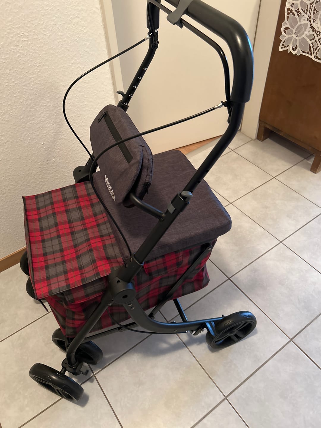 Customer photo review of Rollator Shopper Tabas Comfort – Sitz mit Rückenlehne, bis 136 kg belastbar, klappbar